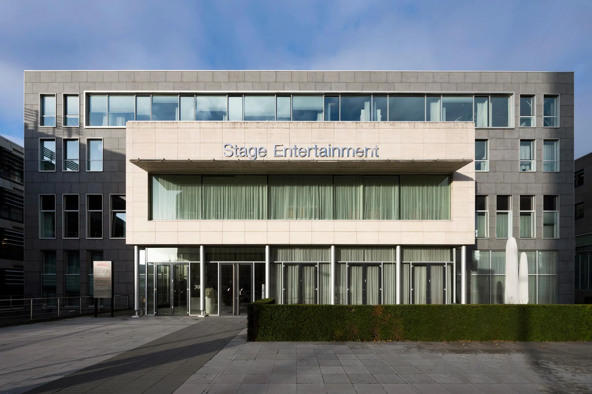 Voorgevel van het kantoorgebouw van Stage Entertainment aan de De Boelelaan in Amsterdam.